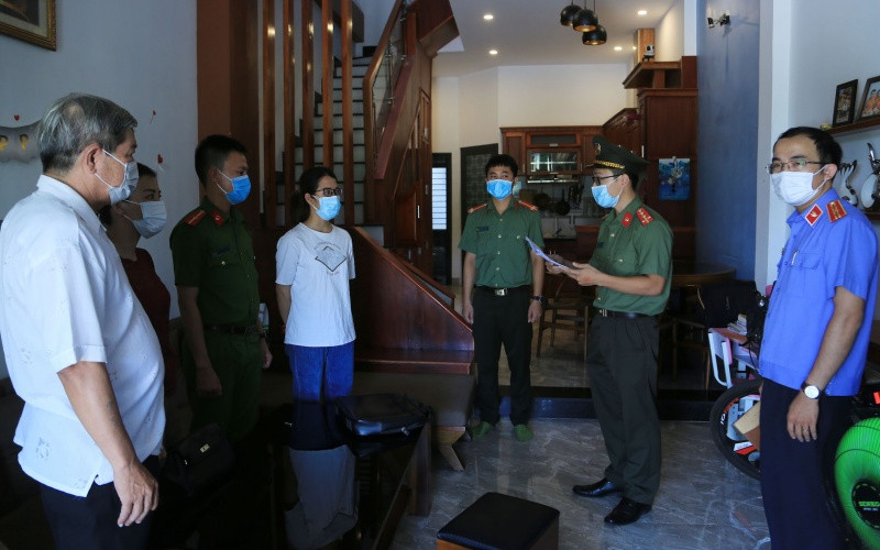 Lực lượng chức năng Đà Nẵng tổng đạt quyết định khởi tố bị can, bắt tạm giam Lê Thị Thanh Lộc, liên quan vụ án trong đường dây tổ chức cho người khác nhập cảnh trái phép tại Đà Nẵng, tháng 6/2021. (Ảnh minh họa)
