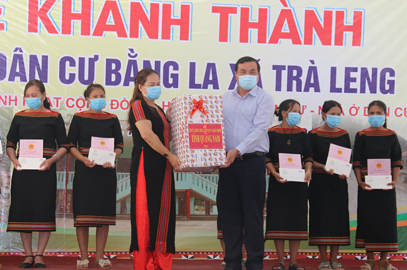 Bí thư Tỉnh ủy Phan Việt Cường trao quà tặng người dân ở Khu dân cư Bằng La. 39 hộ dân vùng sạt lở đất xã Trà Leng đã có nhà mới -0