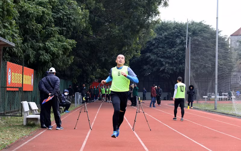 Các trọng tài và trợ lý trọng tài chinh phục thử thách kiểm tra thể lực dưới trời lạnh Hà Nội -0