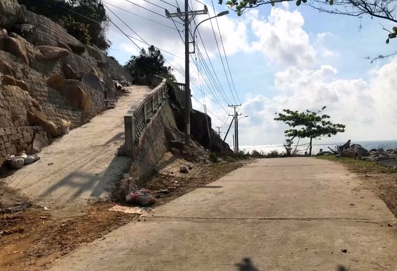 Ông Trần Trọng Thu đã tiến hành xây kè, chặn đất và làm đường dẫn từ đường lộ lên khu đất khi chưa được cơ quan có thẩm quyền cho phép. 