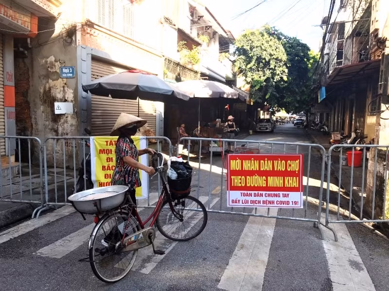 Các chợ dân sinh ở Hải Dương thực hiện giãn cách xã hội.