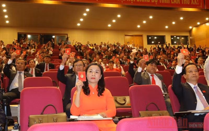 Các đại biểu biểu quyết số lượng nhân sự bầu Ban Chấp hành Đảng bộ tỉnh Bình Định khóa 20, nhiệm kỳ 2020 - 2025.