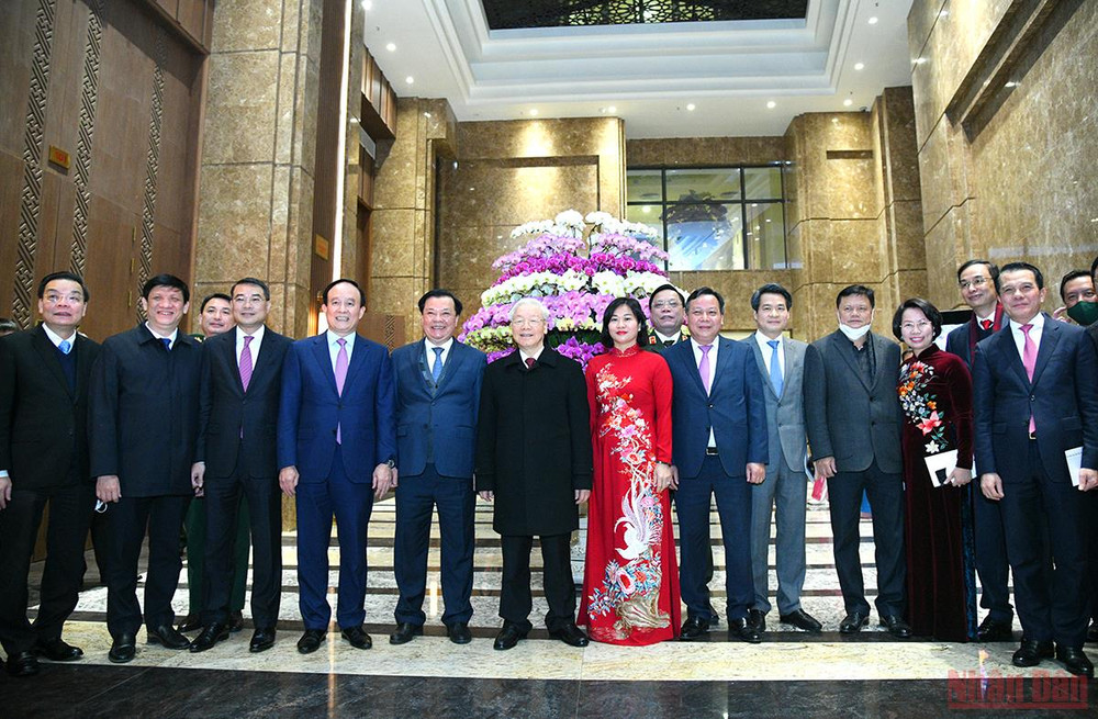 Tổng Bí thư Nguyễn Phú Trọng chụp ảnh chung cùng các đại biểu Đảng bộ, Chính quyền và nhân dân Thủ đô. (Ảnh: Thành Đạt) Tổng Bí thư Nguyễn Phú Trọng thăm, chúc Tết Đảng bộ, Chính quyền và nhân dân Thủ đô -0
