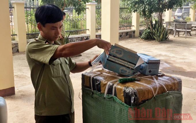 Lực lượng chức năng đang kiểm tra lô hàng khẩu trang.