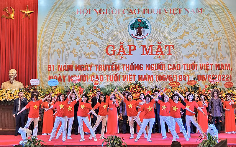 Tiết mục văn nghệ tại chương trình gặp mặt.