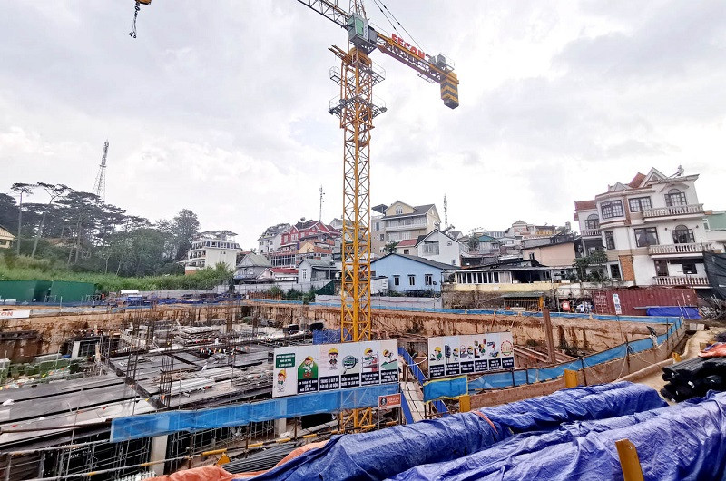Nhiều hộ dân sống thấp thỏm bên công trình dự án tại trung tâm Đà Lạt.