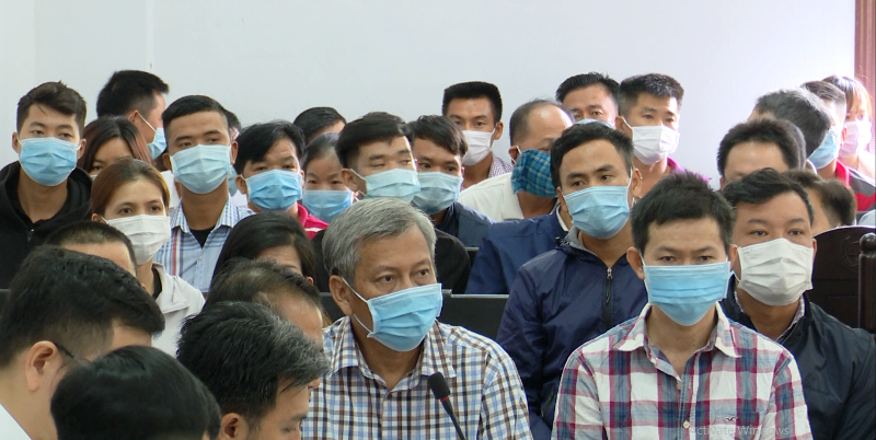 Bị cáo Trịnh Sướng và các đồng phạm tại phiên tòa. Xét xử Trịnh Sướng và đồng phạm vụ sản xuất, buôn bán xăng giả -0