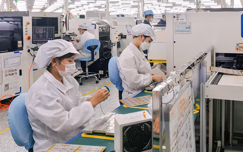 Công nhân Công ty CrucialTec sản xuất thiết bị vân tay tại Khu công nghiệp Yên Phong-Bắc Ninh. (Ảnh THÁI SƠN) 