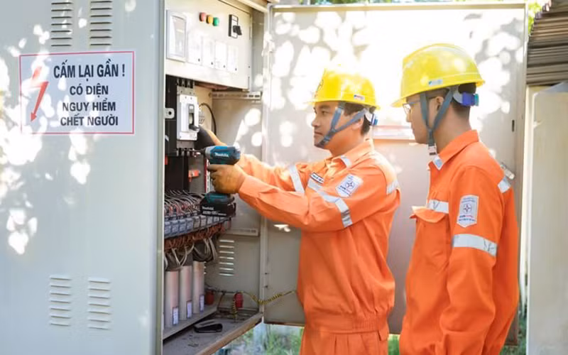 Nhân viên các Công ty Điện lực triển khai đầu tư, cải tạo và nâng cấp đồng bộ hệ thống điện.