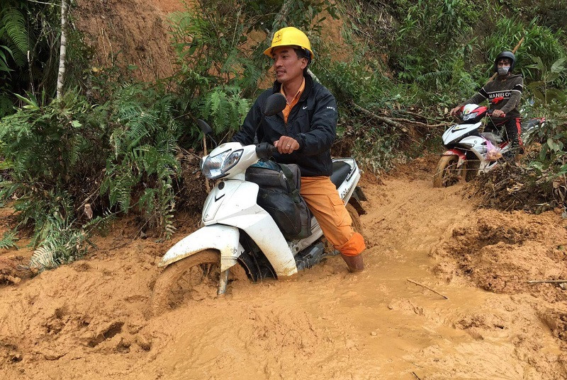 Nỗ lực khôi phục cấp điện cho người dân ảnh 2 Khôi phục cấp điện cho gần 660 nghìn khách hàng -0