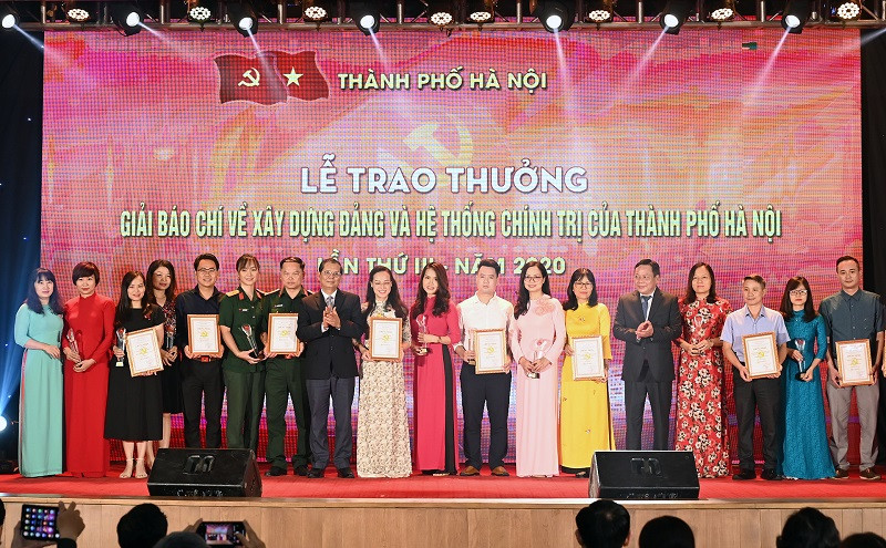 Ban Tổ chức trao giải cho các tác giả, nhóm tác giả đoạt giải C. 29_9_gi_i_6-1601378876399.jpg
