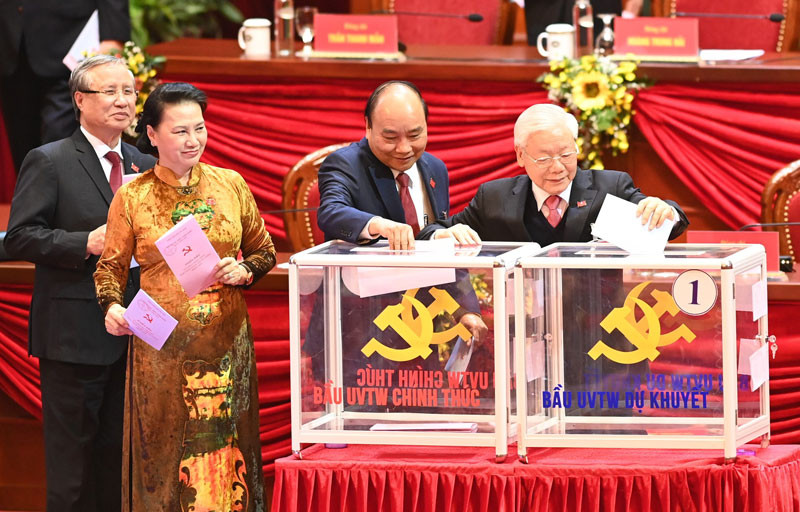 Tổng Bí thư, Chủ tịch nước Nguyễn Phú Trọng, Thủ tướng Nguyễn Xuân Phúc, Chủ tịch Quốc hội Nguyễn Thị Kim Ngân, Thường trực Ban Bí thư Trần Quốc Vượng bỏ phiếu bầu Ban Chấp hành Trung ương Đảng khóa XIII. (Ảnh: TRỌNG HẢI)
