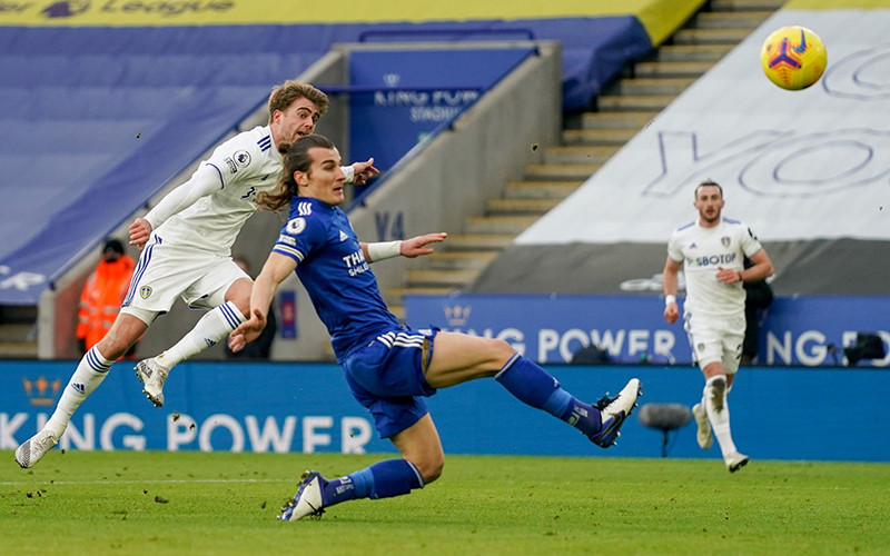 Pha ghi bàn đẹp mắt của Bamford (Leicester, áo trắng bên trái).