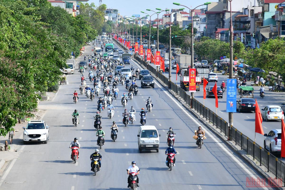 Từng đoàn xe nối đuôi nhau trên quốc lộ 1A đoạn qua đường Ngọc Hồi. Người dân trở lại Thủ đô sau kỳ nghỉ lễ -2