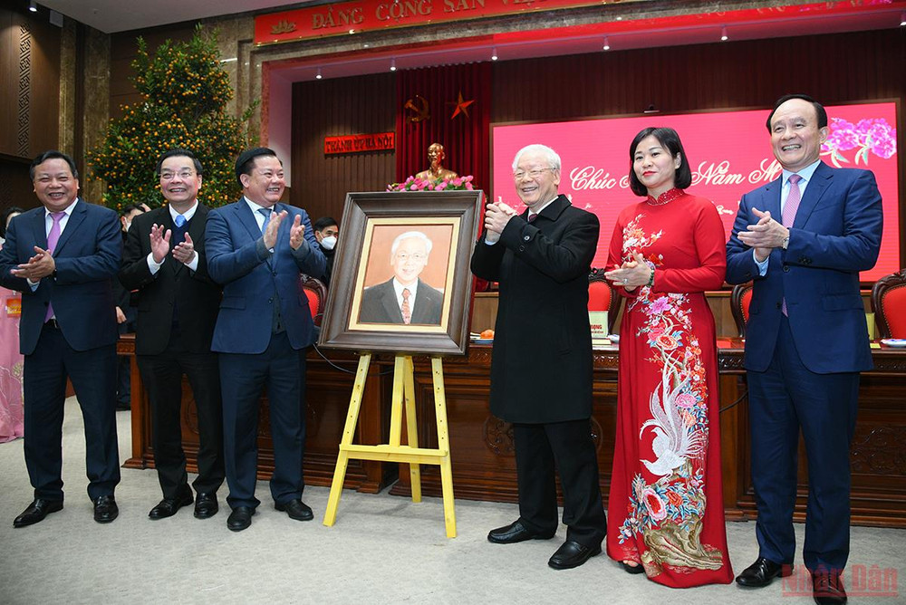 Bí thư Thành ủy Hà Nội Đinh Tiến Dũng tặng tranh, chúc Tết Tổng Bí thư Nguyễn Phú Trọng . (Ảnh: Thành Đạt) Tổng Bí thư Nguyễn Phú Trọng thăm, chúc Tết Đảng bộ, Chính quyền và nhân dân Thủ đô -0