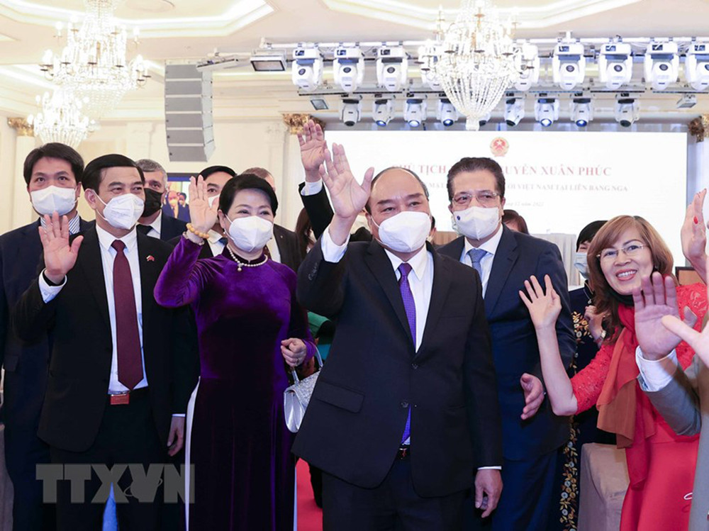 Chủ tịch nước Nguyễn Xuân Phúc gặp gỡ đại diện cộng đồng Việt Nam tại Liên bang Nga. (Ảnh: Thống Nhất/TTXVN) Hình ảnh Chủ tịch nước Nguyễn Xuân Phúc gặp gỡ đại diện cộng đồng Việt Nam tại Nga -0