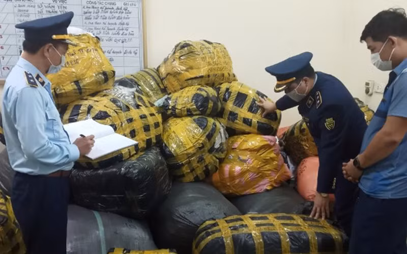 Lực lượng quản lý thị trường Yên Bái kiểm tra hàng hóa. (Ảnh: Bộ Công thương)