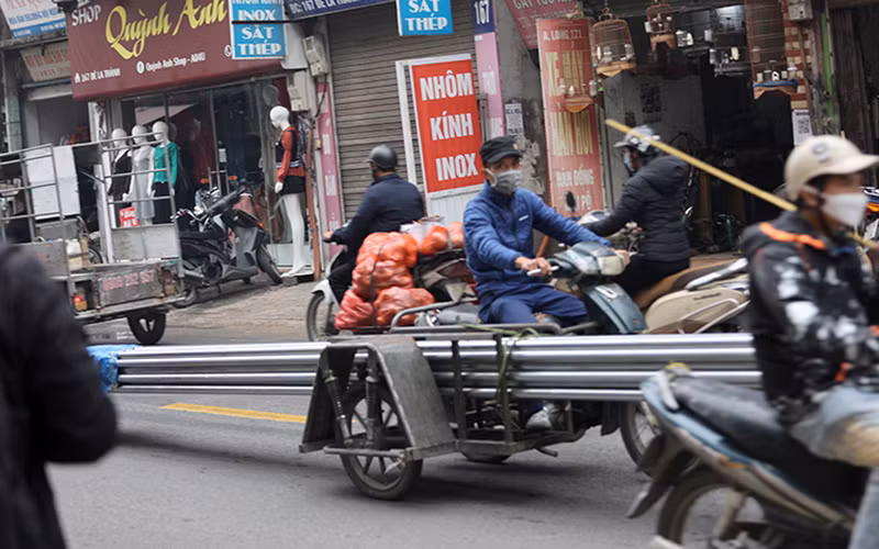 Xe máy “đồng nát” tung hoành trên đường phố Hà Nội -1