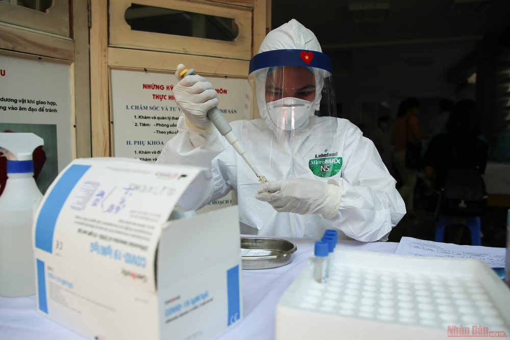 Lực lượng chức năng tiến hành xét nghiệm nhanh bằng bộ kít của Hàn Quốc. 9_Ha_Noi_test_Covid_19_Da_Nang-1596112848558.jpg