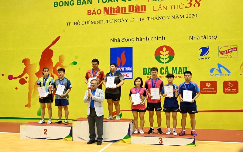 Phó Giám đốc Văn hóa Thể thao TP Hồ Chí Minh Mai Bá Hùng trao giải cho các VĐV đoạt giải tại nội dung đôi nam nữ. Bế mạc và trao giải Giải vô địch bóng bàn toàn quốc Báo Nhân Dân lần thứ 38 -1