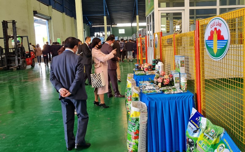Đoàn tham quan Nhà máy sản xuất phân bón hữu cơ vi sinh. Chủ tịch Quốc hội Lào thăm mô hình sản xuất phân bón hữu cơ vi sinh của Tập đoàn Quế Lâm -0