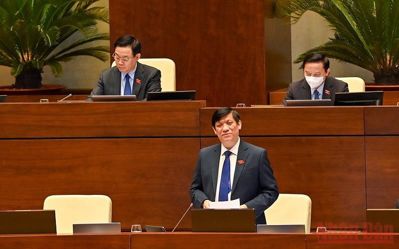 Bộ trưởng Y tế Nguyễn Thanh Long là tư lệnh ngành đầu tiên đăng đàn trả lời chất vấn sáng 10/11. (Ảnh: LINH NGUYÊN)