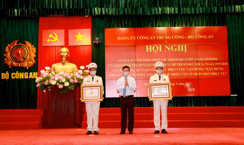 Đồng chí Võ Văn Thưởng, Ủy viên Bộ Chính trị, Thường trực Ban Bí thư trao Huân chương Quân công hạng Ba tặng đồng chí Lê Quốc Hùng và đồng chí Lê Tấn Tới.