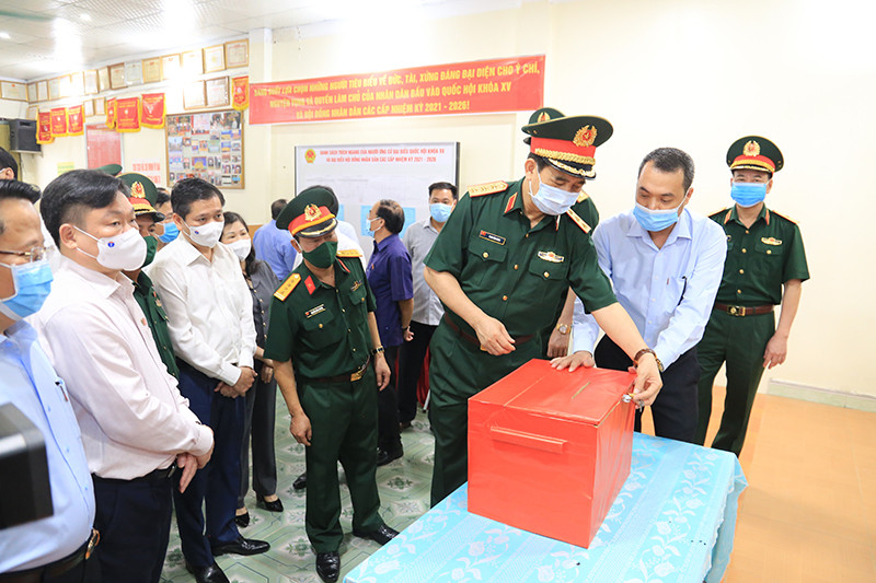 Đồng chí Phan Văn Giang kiểm tra công tác bầu cử tại phường Phùng Chí Kiên, TP Bắc Kạn. Đồng chí Phan Văn Giang, Ủy viên Bộ Chính trị, Bộ trưởng Quốc phòng kiểm tra công tác bầu cử tại Bắc Kạn -0