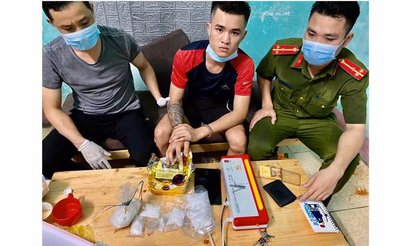 Công an bắt giữ Đoàn Văn Nam cùng tang vật phạm pháp quả tang.