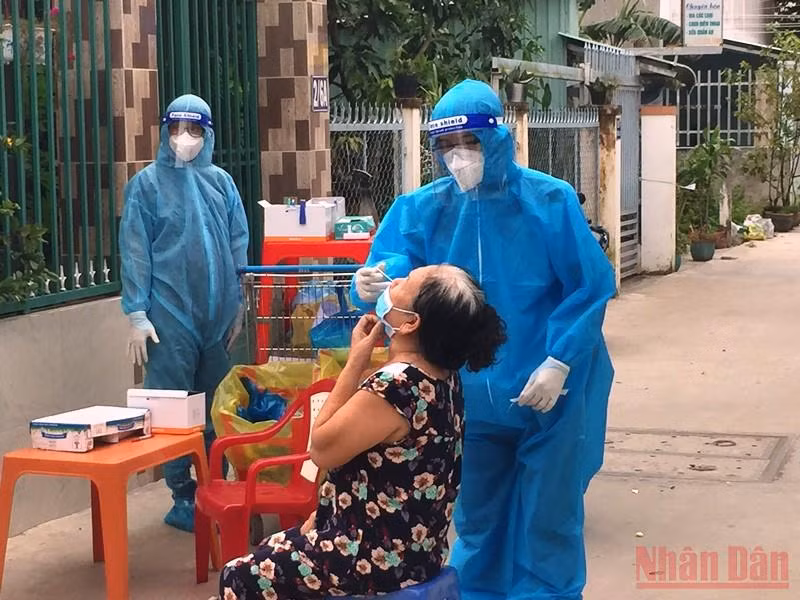 Lấy mẫu xét nghiệm tại nhà cho người dân phường Hưng Lợi, quận Ninh Kiều, TP Cần Thơ. (Ảnh: THANH TÂM)