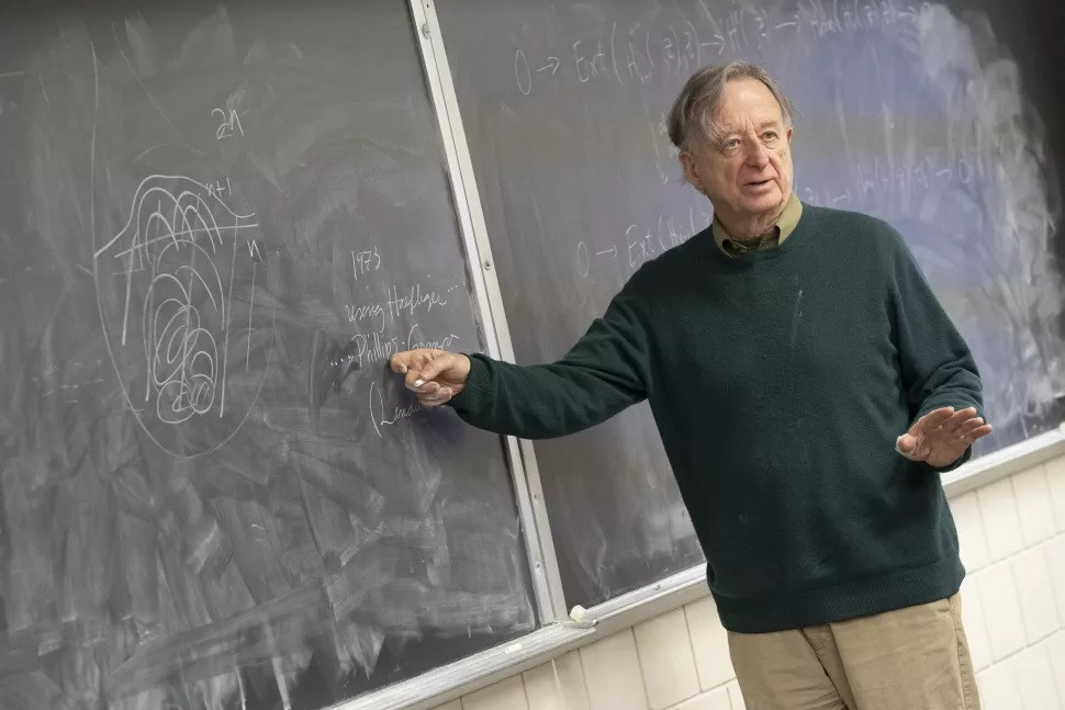 Nhà toán học Dennis Sullivan đã giành được giải thưởng Abel năm 2022. Ảnh: John Griffin / Đại học Stony Brook / Giải thưởng Abel. Nhà toán học Mỹ tái định hình cấu trúc liên kết đoạt giải Abel 2022 -0