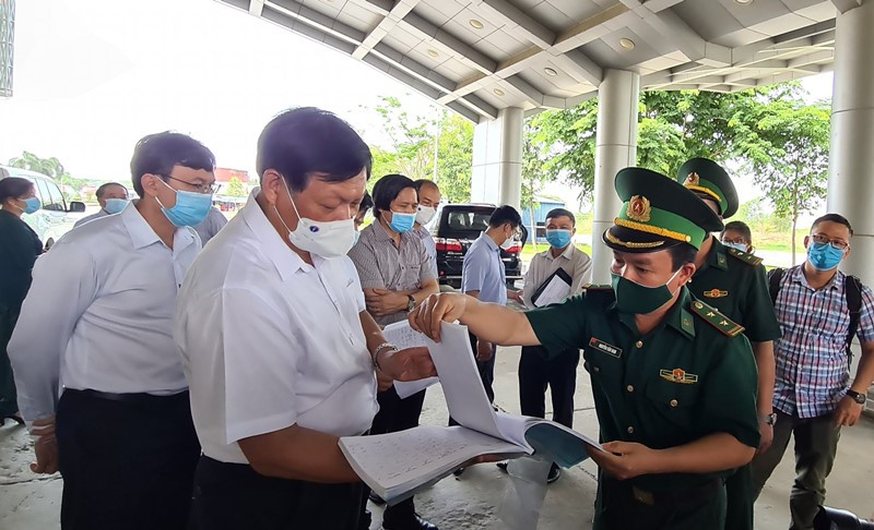 Thứ trưởng Y tế Đỗ Xuân Tuyên kiểm tra nhật ký tại Cửa khẩu quốc tế Bình Hiệp, thị xã Kiến Tường, tỉnh Long An. Cần kiểm soát chặt tuyến biên giới Long An -0