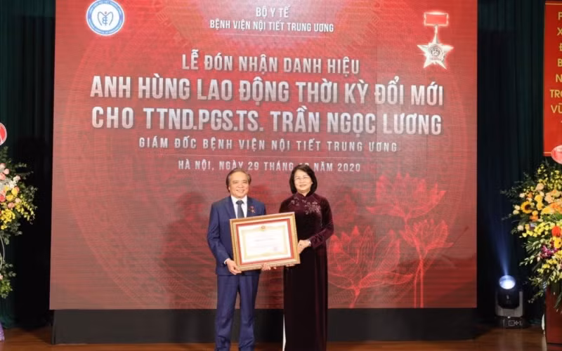 Cha đẻ kỹ thuật mổ nội soi “Dr Lương” nhận danh hiệu Anh hùng Lao động.
