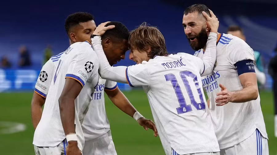 Vượt qua PSG, Real ghi danh ở tứ kết Champions League 2021/22. (Ảnh: Daily Mail)