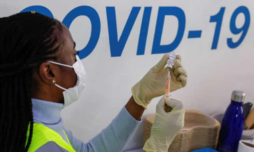 Tiêm vaccine Covid-19 của AstraZeneca ở Maidstone, Kent, Anh, nơi xuất hiện biến thể B.1.1.7. Ảnh: Reuters. Những điều cần biết về các biến thể của SARS-CoV-2 -0
