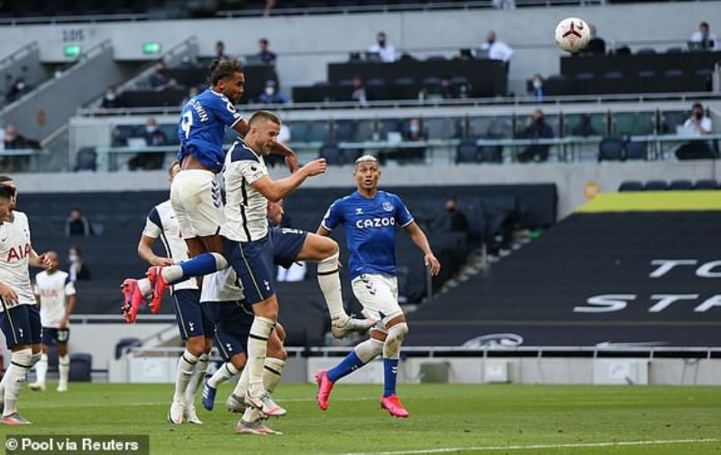 Calvert-Lewin (áo xanh) bật cao đánh đầu ghi bàn cho Everton. 