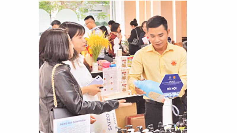 Các doanh nghiệp giới thiệu sản phẩm tại Hội nghị kết nối giao thương cung cầu năm 2020.