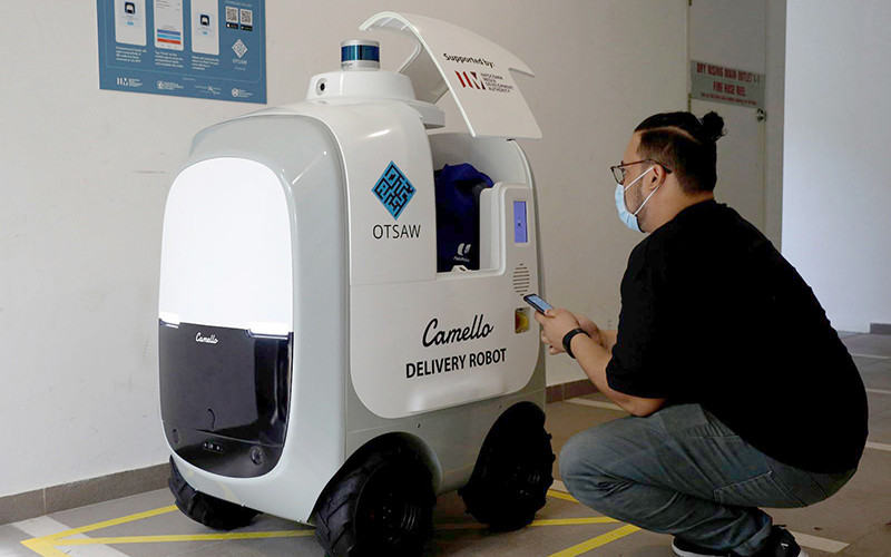 Sau mỗi chuyến giao hàng các robot này đều được khử trùng bằng tia cực tím. (Ảnh: Reuters)