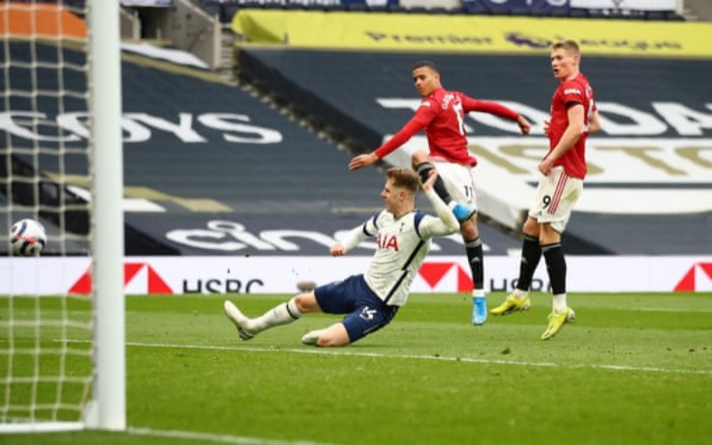 M. Greenwood (áo đỏ, giữa) ghi bàn ấn định chiến thắng 3-1 cho Man United. 