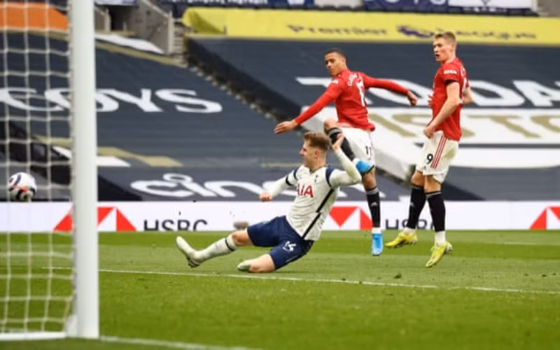 M. Greenwood (áo đỏ, giữa) ghi bàn ấn định chiến thắng 3-1 cho Man United. 