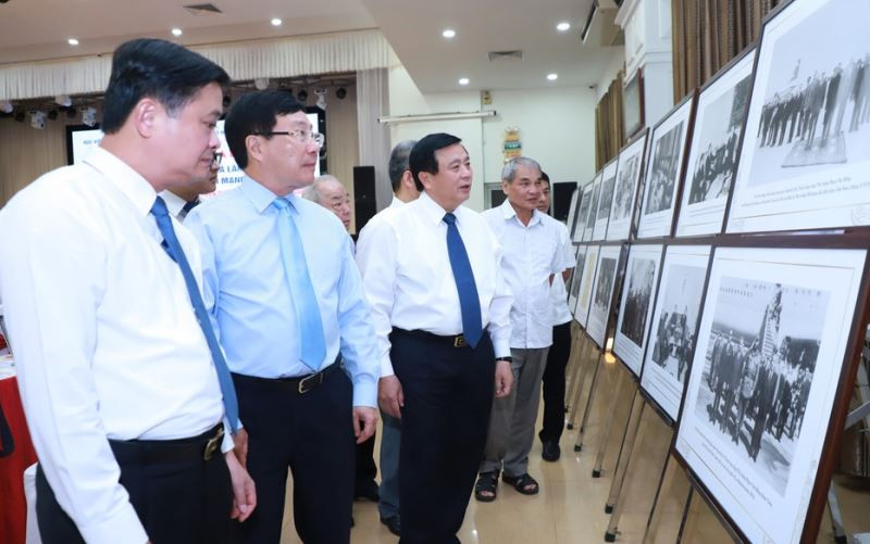 Các đồng chí lãnh đạo Đảng, Nhà nước, tỉnh Nghệ An tham quan triển lãm chuyên đề về đồng chí Nguyễn Duy Trinh. Đồng chí Nguyễn Duy Trinh - Nhà lãnh đạo tiền bối tiêu biểu của Đảng và cách mạng Việt Nam -0