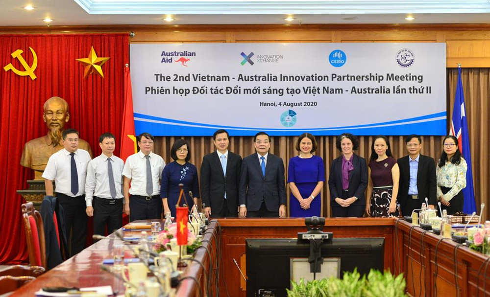 Đại sứ Australia Robyn Mudie (váy xanh), Bộ trưởng Chu Ngọc Anh (trái) và một số đại biểu tham dự cuộc họp Đối tác Đổi mới Sáng tạo Việt Nam - Australia lần II – Hà Nội ngày 4-8.
