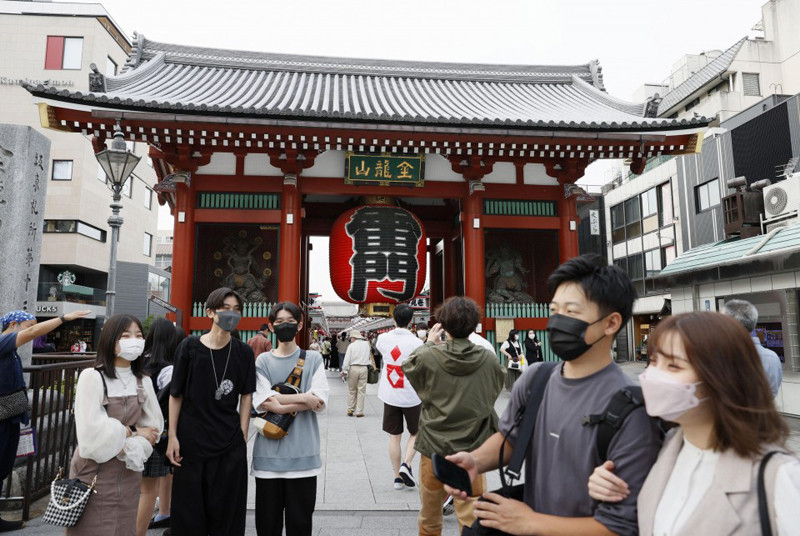 Du khách tại khu vực Asakusa, hôm 10/5/2022 (Ảnh: Kyodo) Du lịch Nhật Bản kỳ vọng phục hồi sau khi khách quốc tế trở lại -0