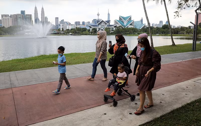 Người dân đeo khẩu trang khi đi dạo trong công viên tại Kuala Lumpur, Malaysia, tháng 9/2021. (Ảnh: Reuters)