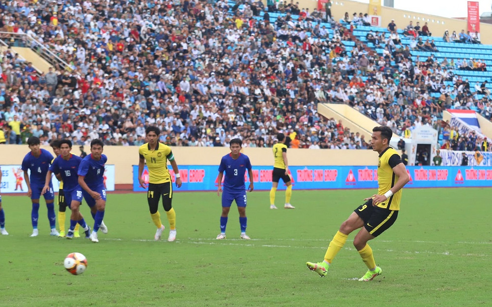 Razak thực hiện thành công quả 11m, san hòa 1-1 cho U23 Malaysia. (Ảnh: FAM) Mất quyền tự quyết ngôi đầu bảng B, U23 Malaysia nhiều khả năng chạm trán U23 Việt Nam ở bán kết -0