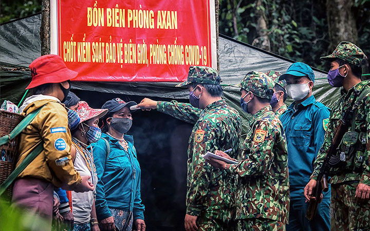 Bức ảnh trong bộ ảnh “Chốt kiểm soát bảo vệ biên giới phòng, chống Covid-19” của Huỳnh Văn Truyền.