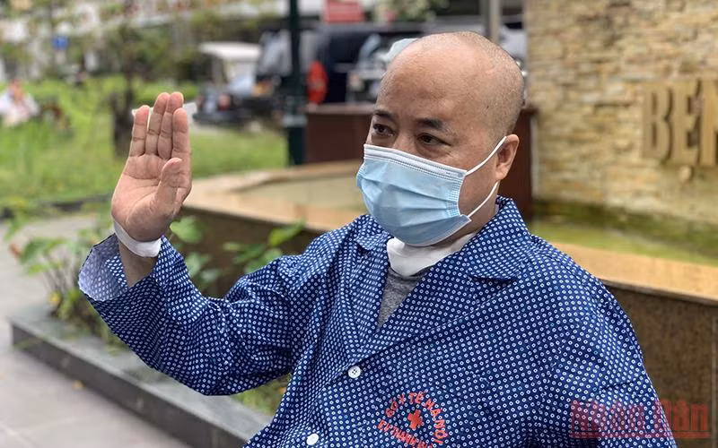 Bệnh nhân Hoàng Văn Ngọc đã được hồi sinh sau khi rơi vào tình trạng nguy kịch do nhiễm Covid-19. (Ảnh: THIÊN LAM)