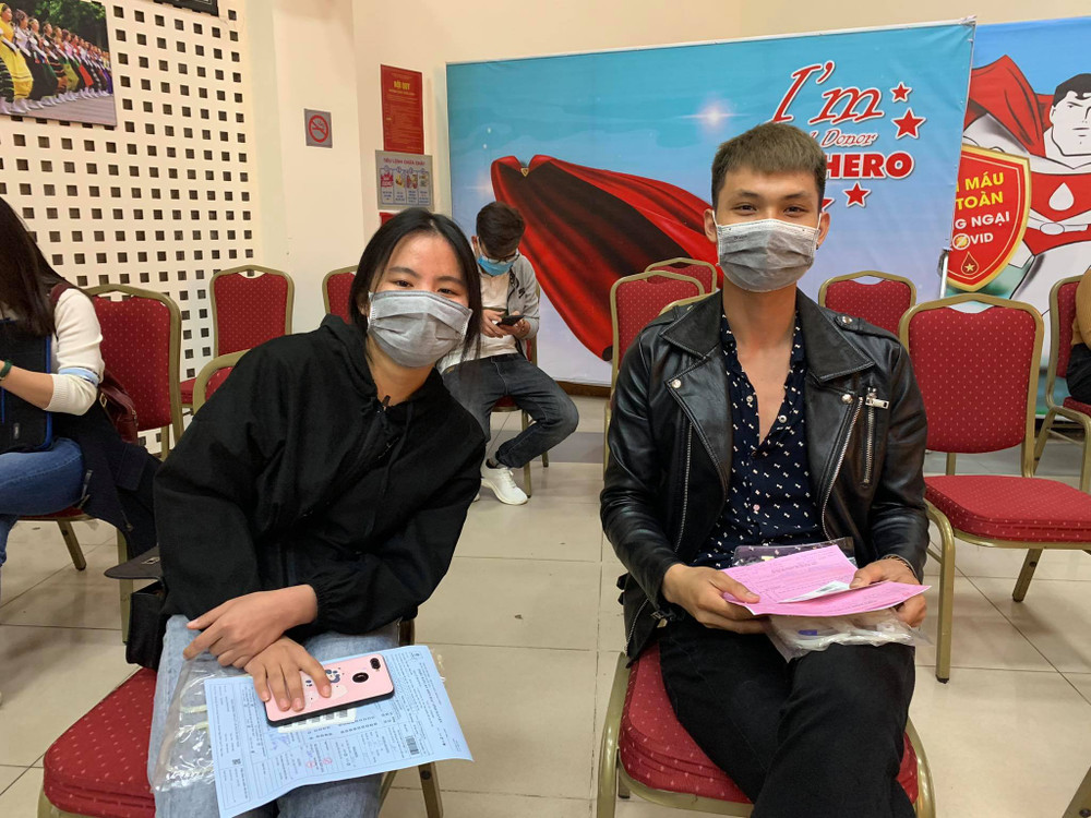 Hai bạn trẻ Ngọc và Thông tham gia hiến máu sáng 3-3. Niềm vui đầu xuân của Lễ hội Xuân hồng -0
