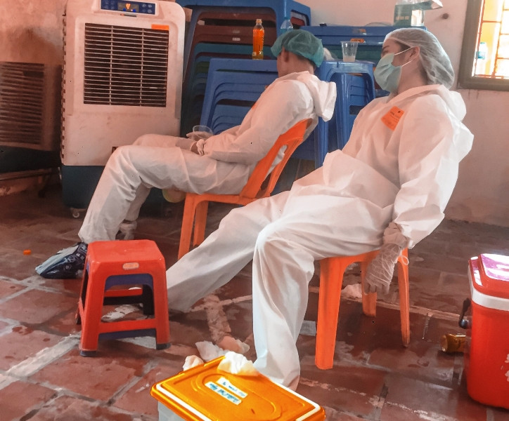 Sinh viên ĐH Y - Dược Thái Nguyên tranh thủ nghỉ ngơi. Tình nguyện vào tâm dịch -0