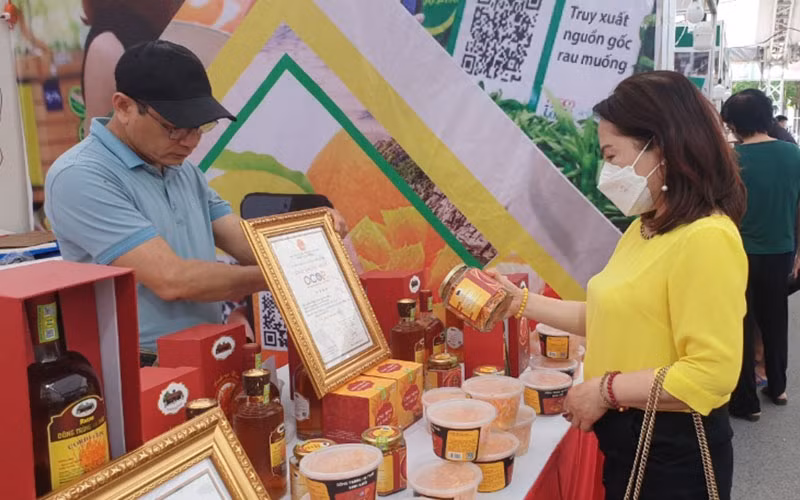 Người tiêu dùng mua sắm các sản phẩm an toàn tại hội chợ.